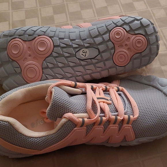 Girl's sneakers size 6.5 - Picture 4 of 6